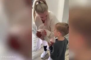 Viral: la adorable reacción de un niño al ver por primera vez a su hermana