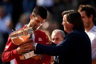 Adriano Panatta entregándole el trofeo de campeón de Roland Garros a Novak Djokovic, en 2016. 