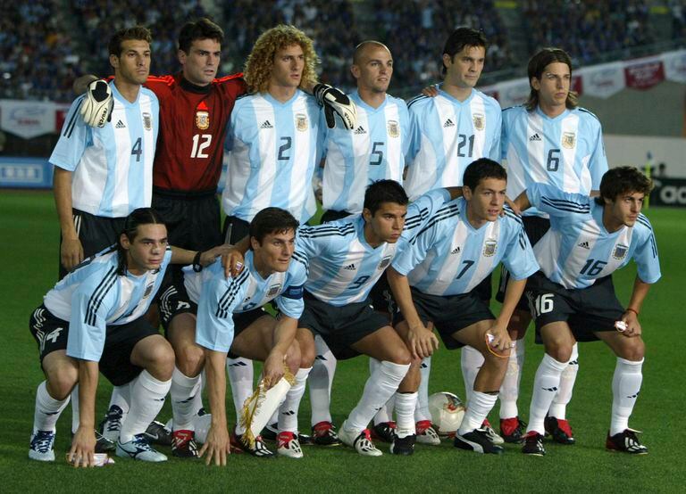 Solari en la selección argentina, en 2003, un amistoso en Japón, poco después del derrumbe en el Mundial; entre Cambiasso y Placente, con varios apellidos alternativos, como Galletti, Quiroga y Castromán, y Zanetti como capitán