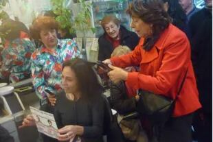 Mabel Bianco, pre-candidata a senadora, le hizo la planchita a varias clientas en una peluquería de Palermo