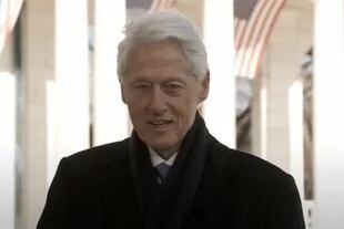 "Este es un nuevo principio y todo el mundo tiene que bajar sus humos y conectar con sus amigos y sus vecinos", aseguró Clinton