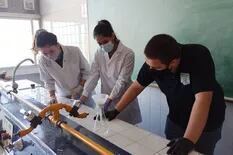 Estudiantes de Bahía Blanca diseñaron un filtro de microplásticos para el lavarropas