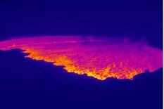 El volcán activo más grande del mundo entró en erupción y elevan la alerta en Hawai
