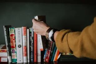 5 libros ideales para leer después de ver la película protagonizada por Olivia Colman en Netflix