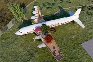 Las historias de quienes compran aviones abandonados para convertirlos en hoteles o en casas familiares