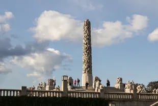 Parque de esculturas de Gustav Vigeland. El Monolitten es una columna de 14 metros con cuerpos entrelazados en un solo bloque de granito.