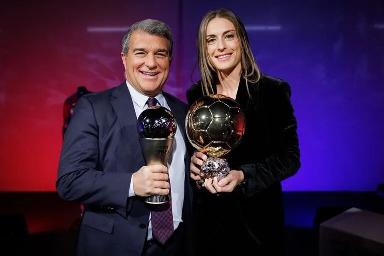 Joan Laporta posa con Alexia Putellas y los trofeos a la 'The Best' y el 'Balón de Oro'.  