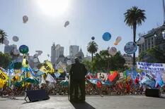 Convocan a un acto para el 10 de diciembre y Máximo Kirchner pide "reventar en serio la Plaza"