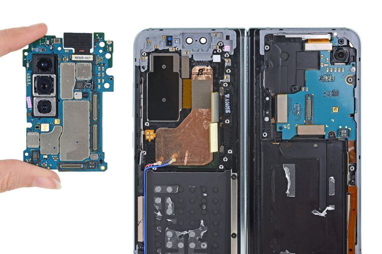 El módulo con la triple cámara trasera del Samsung Galaxy Fold, y el resto de los componentes que se ubican en ambas tapas