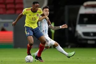 Lautaro Martinez y Yerry Mina durante el partido que disputan Argentina y Colombia por la Copa América 2021