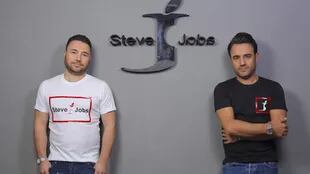 Los hermanos Barbato junto al logo de su marca Steve Jobs