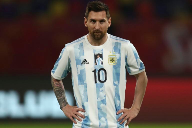 Lionel Messi con la camiseta que utiliza el seleccionado argentino ante chile y que posee un parche en homenaje a Diego Armando Maradona