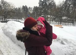 Laura Tuny, con la pequeña Shirly en brazos en la nevada Kiev