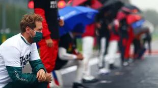 Sebastian Vettel de Alemania y Aston Martin F1 Team se arrodilla en apoyo del gesto We Race As One antes del Gran Premio de F1 de Bélgica en el Circuit de Spa-Francorchamps el 29 de agosto de 2021 en Spa, Bélgica.