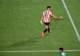 Leandro Díaz empieza su festejo tras anotar el 2-0 en La Plata