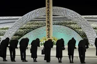 Miembros del gobierno de Japón realizan una reverencia en recuerdo de los fallecidos en la tragedia de 2011