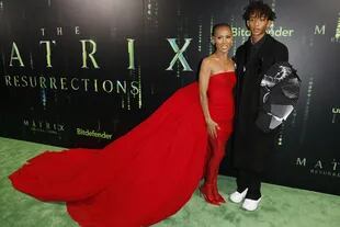 Junto a su hijo Jaden Smith, la actriz Jada Pinkett Smith desfiló con un vanguardista diseño rojo de Chanel