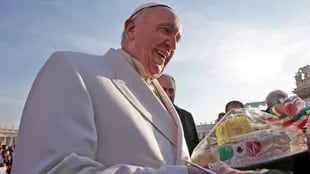 El Papa recibe una torta de regalo para festejar sus 79 años