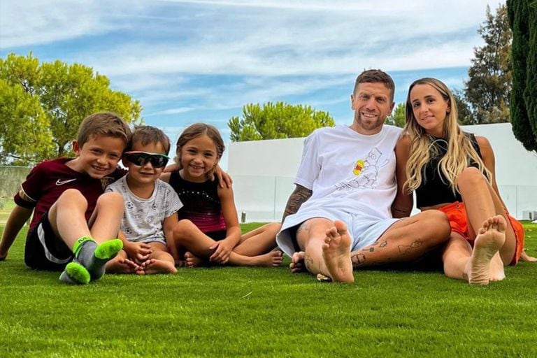 El Papu Gómez y su esposa tienen tres hijos con los que viven en Sevilla