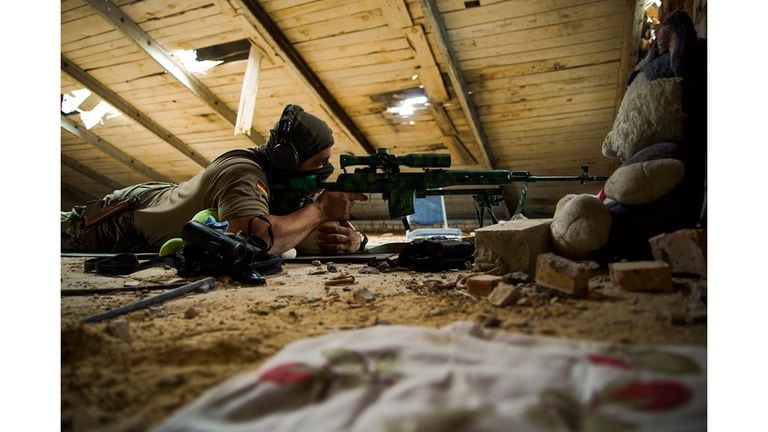 Un francotirador ucraniano que sólo se identificó como el Cabo toma su posición en el pueblo de Marinka, cerca de Donetsk, Ucrania oriental