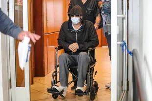 El reconocido actor fue fotografiado saliendo, en silla de ruedas, de un centro médico en Beverly Hills