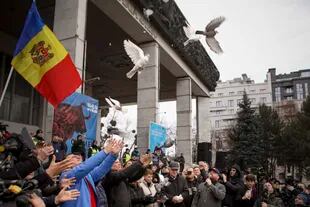 Miembros del recién formado Movimiento por el Pueblo de Moldavia y del Partido Shor, afín a Rusia, sueltan palomas durante una protesta contra el gobierno prooccidental y los bajos niveles de vida, en Chisinau, Moldavia, el domingo 19 de febrero de 2023.
