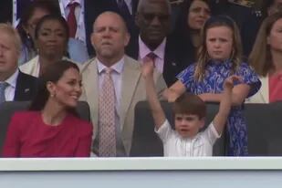 El príncipe Louis volvió a hacer osados gestos y Kate Middleton no pudo contener la risa