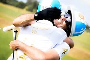 El abrazo de Adolfito con Poroto tras ganar el British Open: un salto de calidad para su hijo, de 14 años