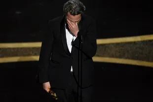 Joaquin Phoenix, emocionado con su Oscar