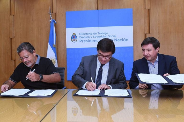 Gerardo Martínez, Claudio Moroni y Daniel Arroyo, hace dos meses, cuando firmaron un convenio con la Uocra
