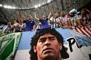 Aquí, allá y en todas partes: Maradona estuvo y celebró en el cielo de Lusail