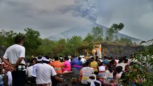 Balineses y turistas miran la erupción del volcán