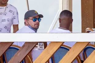 American actors Leonardo DiCaprio and Jamie Foxx were photographed with friends enjoying lunch in Nerano, Italy