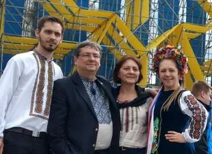 Con la asociación, Jorge conoció Ucrania. En la imagen está junto a su familia, su esposa también descendiente de ucranianos, en su viaje de 2017.