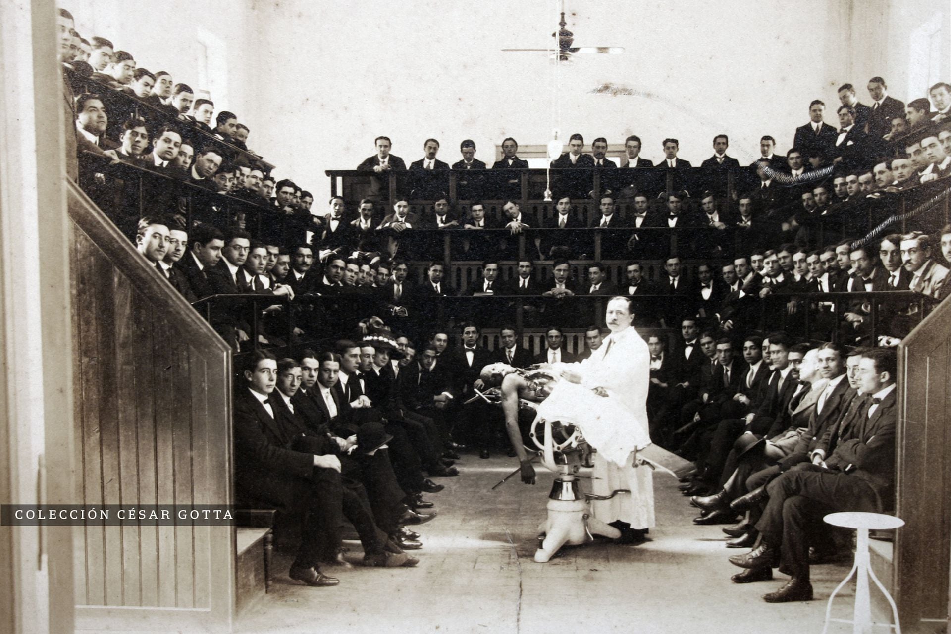 Una clase de anatomía en la "segunda" Facultad de Medicina de la UBA. 1910.