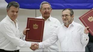 Juan Manuel Santos y Rodrigo Londoño sellan el acuerdo con la observación de Raúl Castro