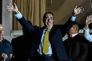 Nacido en Uruguay y resistido por la élite política: quién es el nuevo presidente de Guatemala