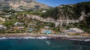 Immagine drone dei Giardini Poseidon Terme, il più grande parco termale di Ischia 