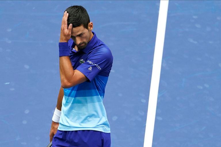 Mal momento para Novak Djokovic: el número 1 del tenis fue retenido varias horas en el aeropuerto de Melbourne y no se le permitió la entrada a Australia