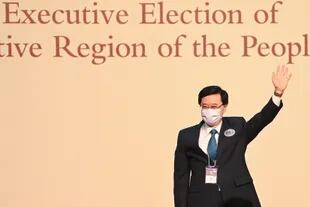 John Lee saluda tras convertirse en el nuevo jefe ejecutivo de la ciudad de Hong Kong el 8 de mayo de 2022.