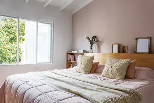 El cuarto está pintado de rosa, como todos los espacios privados de la casa, para diferenciarse de los comunes, en gris.