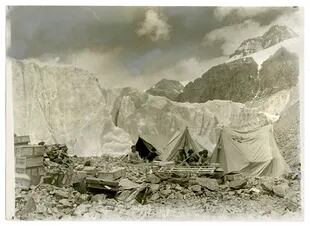 El equipo hizo tres intentos para alcanzar la cima del monte Everest a principios de 1922. Después del tercer intento -durante el cual una avalancha mató a siete porteadores-, el equipo se dio por vencido y regresó a su campamento en el glaciar de Rongbuk