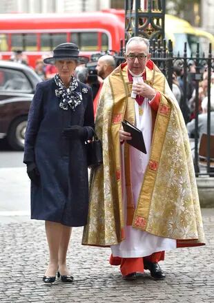 El reverendo John Hall, decano de Westminster, y Susan Hussey, dama de honor de la reina, llegan a la Abadía de Westminster, Londres, 27 de septiembre de 2016.