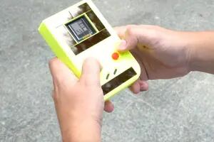 Sin pilas: crean un Game Boy libre de baterías que funciona con energía solar