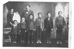 El señor Aguilar con sus siete hijos varones. El más pequeño es ahijado del presdiente Hipólito Yrigoyen. 1916.