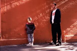 La película de 1999 tenía momentos como este, donde el personaje de Adam Sandler le enseñaba nuevos hábitos, no siempre recomendables, al de los hermanos Sprouse
