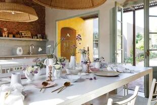 Sobre la mesa, piezas de cerámica artesanales y vajilla (Clara Sugasti).