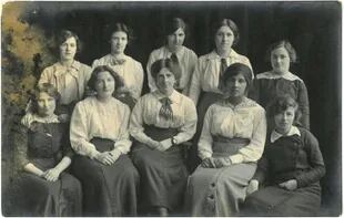 Estudiantes del University College de Gales. Dorothy aparece sentada, la segunda por la derecha
