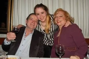 Néstor Fabián aseguró que la clave para superar las dificultades es el amor: en la foto, con su nieta Analía y su amada Violeta Rivas 