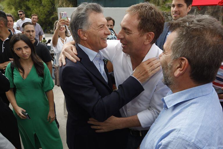 Mauricio Macri saluda a Santilli y Ritondo